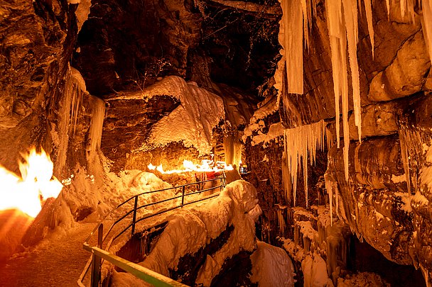 Steg in der verschneiten Breitachklamm im Fackelschein