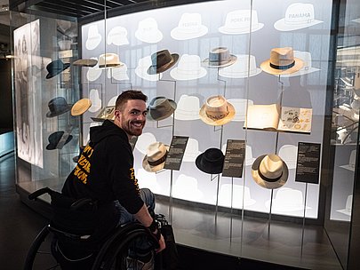 Moritz Brückner im Rollstuhl im Hutmuseum Lindenberg
