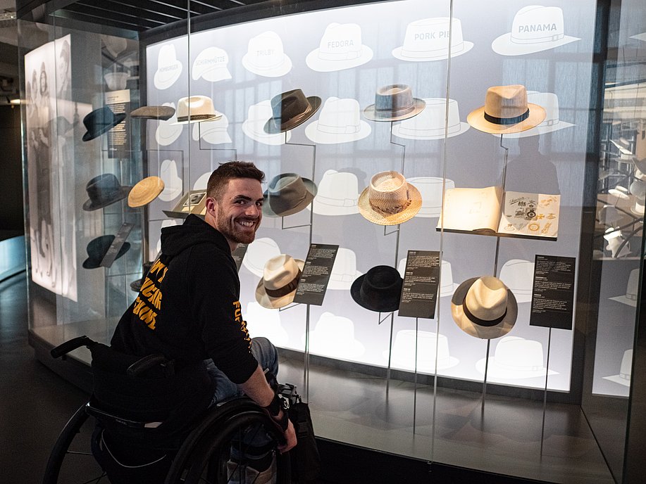 Moritz Brückner im Rollstuhl im Hutmuseum Lindenberg