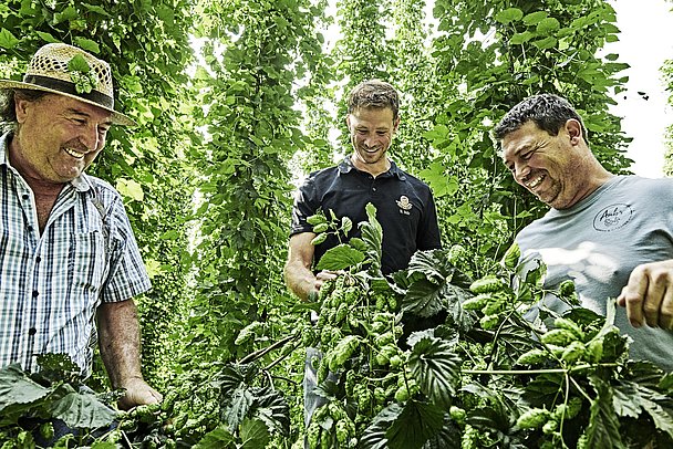 Braumeister Max Stör mit Familie Ambs im Hopfenfeld Fotocredit Henry Linder