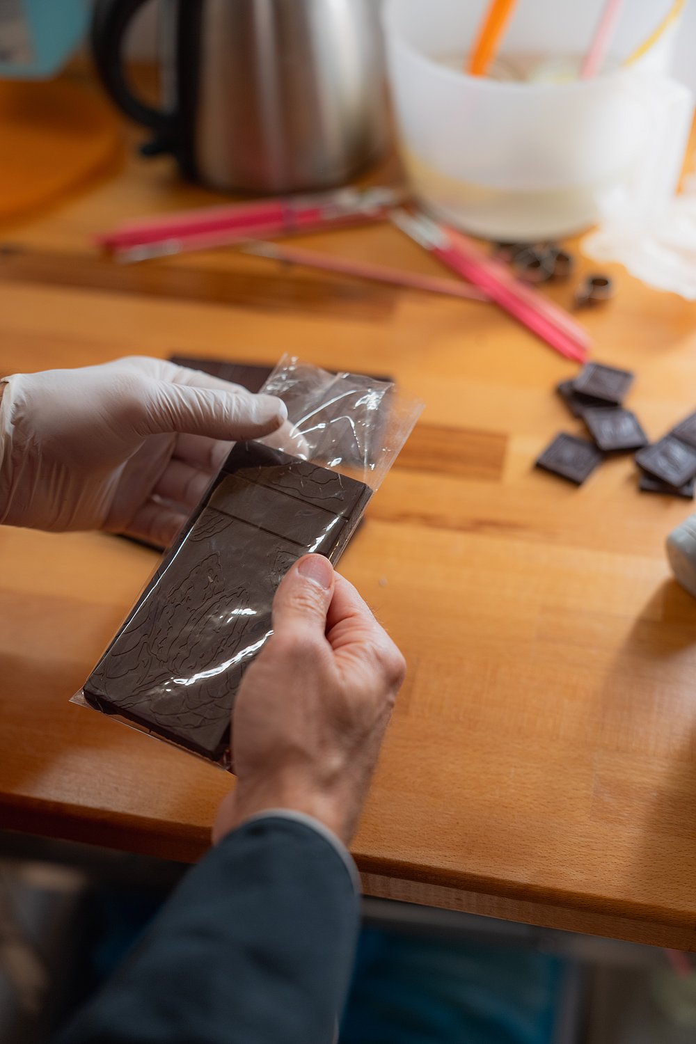 Chocolatier Jonathan Baldinger verpackt eine Tafel Schokolade