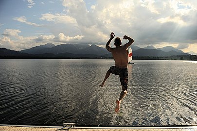 Sprung ins kühle Nass am Hopfensee