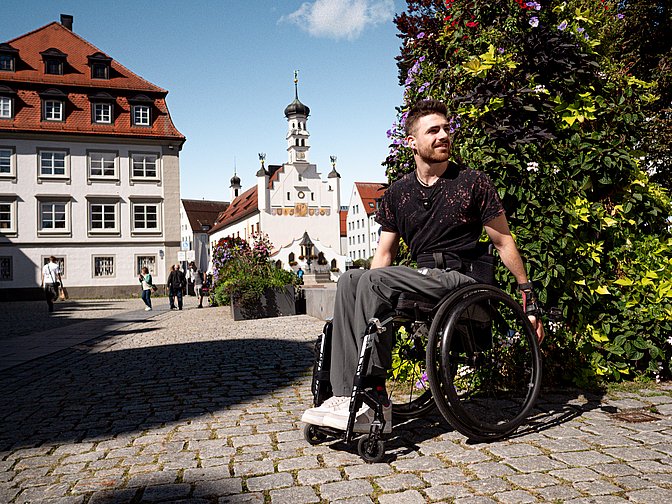 Moritz Brückner im Rollstuhl auf dem Rathausplatz in Kempten