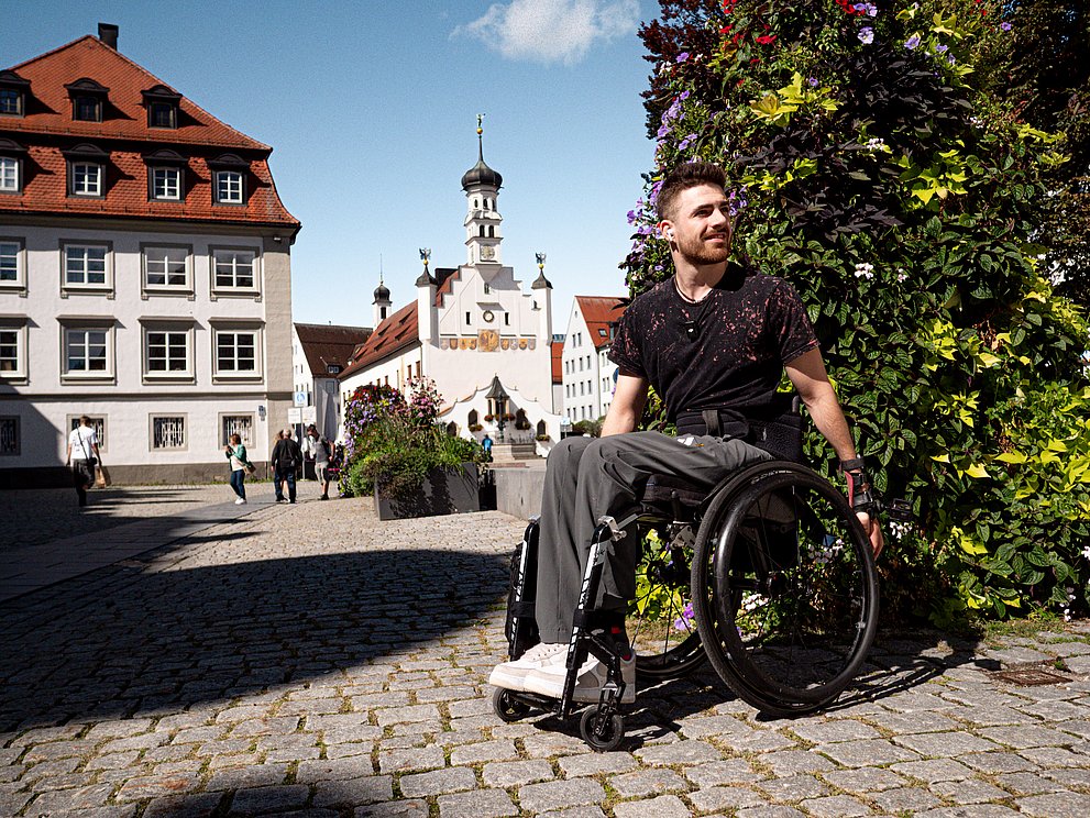 Moritz Brückner im Rollstuhl auf dem Rathausplatz in Kempten