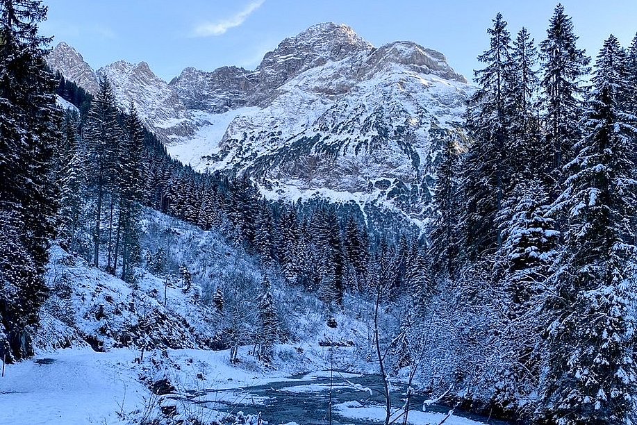 Winterliches Tal bei Baad mit Berggipfel Winterliches Tal bei Baad mit Berggipfel