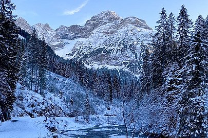 Winterliches Tal bei Baad mit Berggipfel