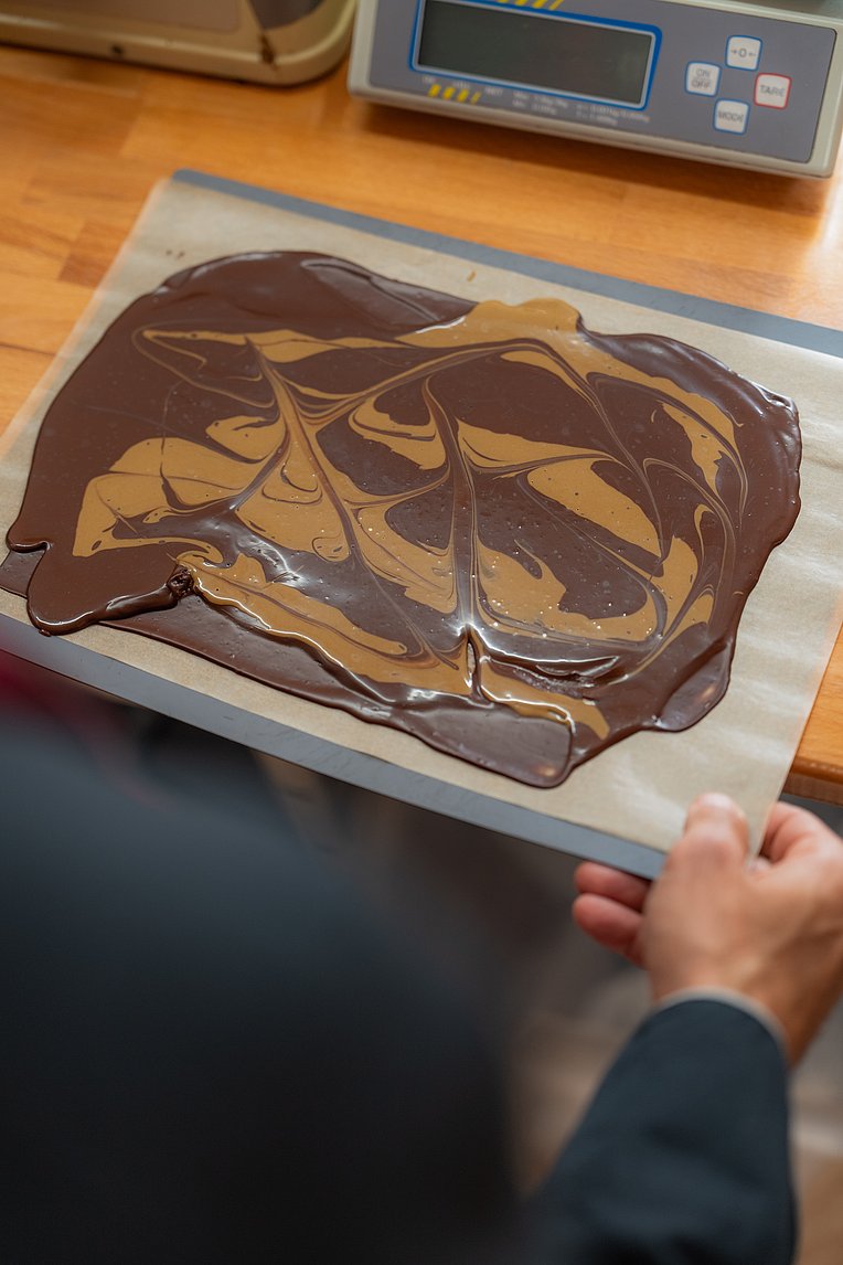 Frisch ausgebreitete, flüssige Schokolade für Bruchschokolade