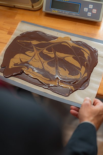 Frisch ausgebreitete, flüssige Schokolade für Bruchschokolade