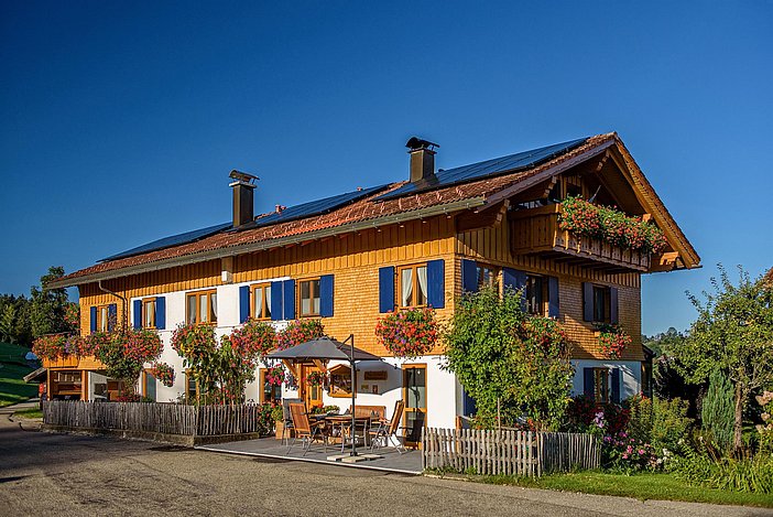 gemütlicher Platz vor dem Haus