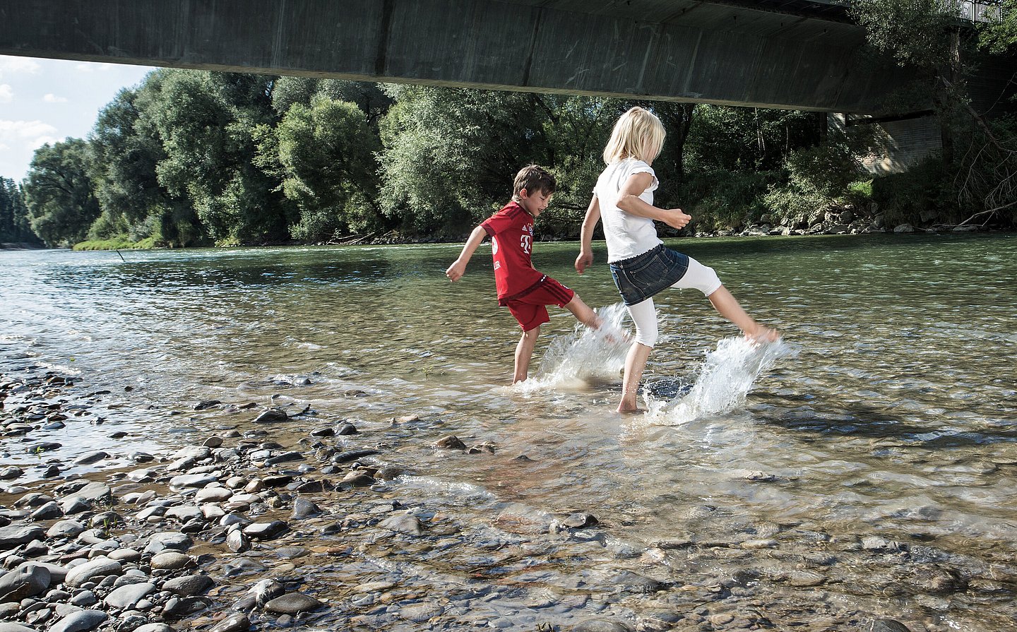 Kinder spielen im Wasser im Allgäu