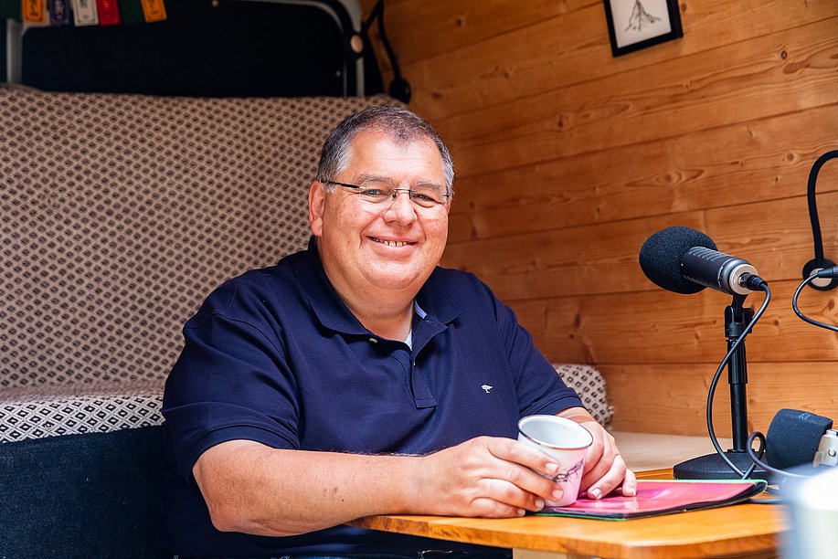 Simon Gehring vom Verein mundART Allgäu e.V. im Podcast-Bus Simon Gehring vom Verein mundART Allgäu e.V. im Podcast-Bus