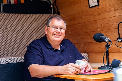 Simon Gehring vom Verein mundART Allgäu e.V. im Podcast-Bus