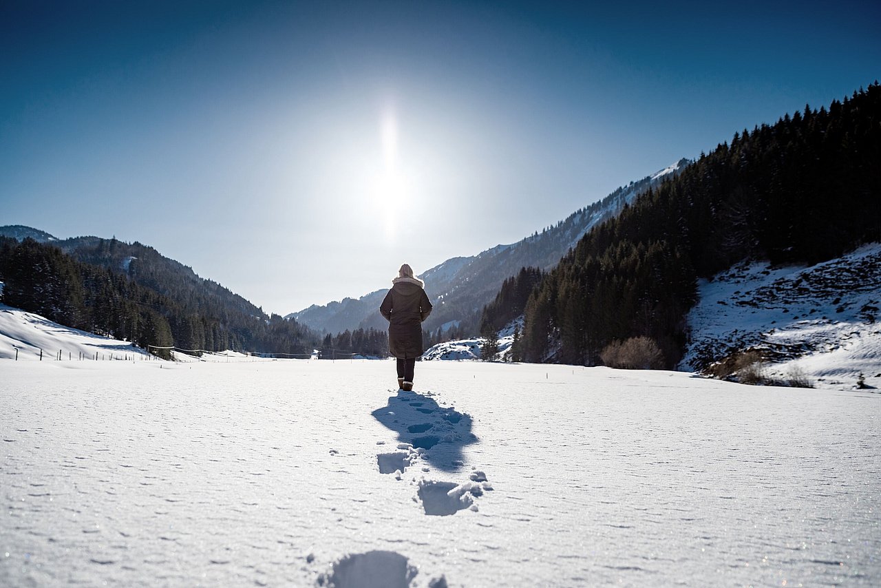 Frau läuft durch Tiefschnee Frau läuft durch Tiefschnee