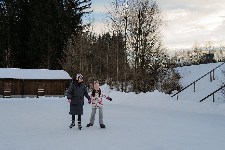 Mutter und Tochter auf dem Natureisplatz in Fischen Mutter und Tochter auf dem Natureisplatz in Fischen