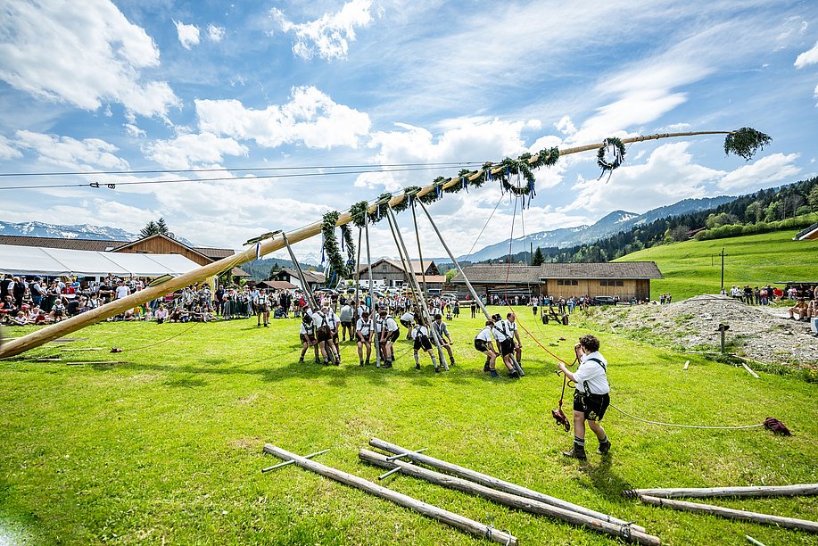 Maibaum aufstellen in Hüttenberg