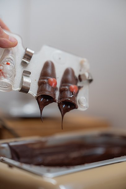 Schokoladen-Nikoläuse frisch in eine Form gegossen