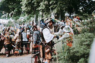 Menschen in mittelalterlicher Kleidung auf dem Frundsbergfest