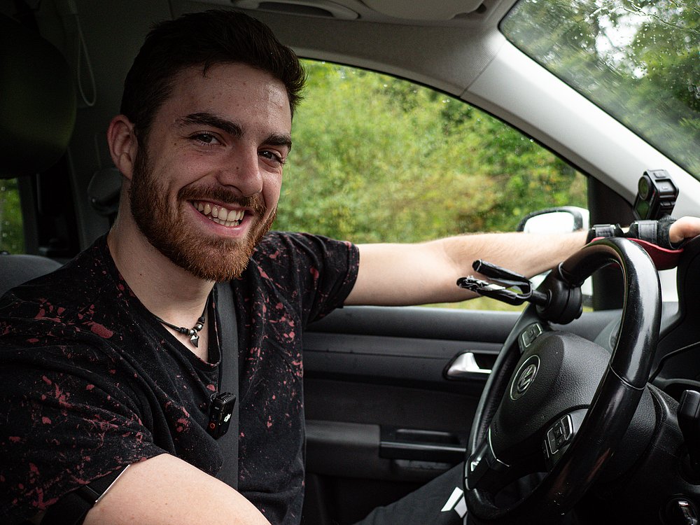 Moritz Brückner am Steuer eines Autos