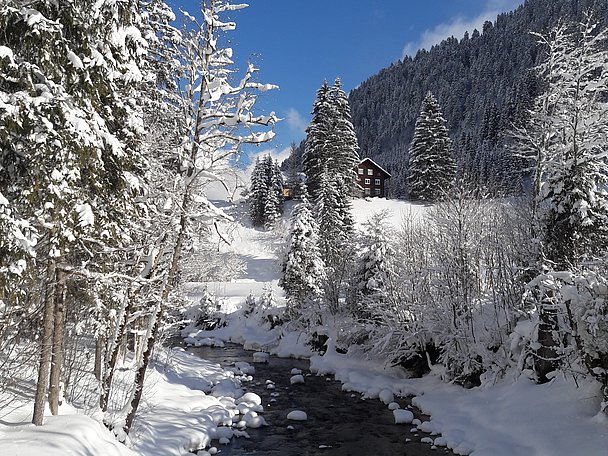 Verschneite Landschaft mit Breitach und Holzhaus Verschneite Landschaft mit Breitach und Holzhaus