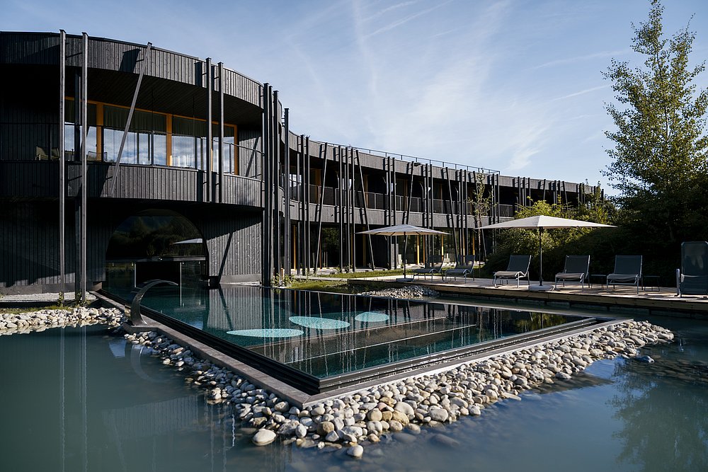 Hotel Fanny mit Außenpool und Sonnenliegen