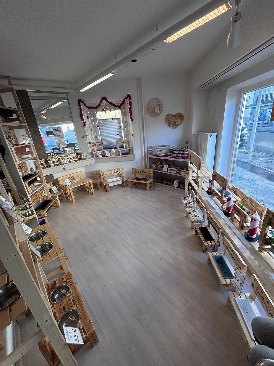 KlaSa Kreativwerkstatt mit vielen Holzbänken