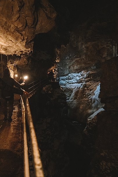 Wandergruppe mit Fackeln in der Breitachklamm Wandergruppe mit Fackeln in der Breitachklamm