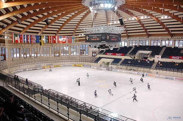 Eishockeyspiel in einer Eishalle