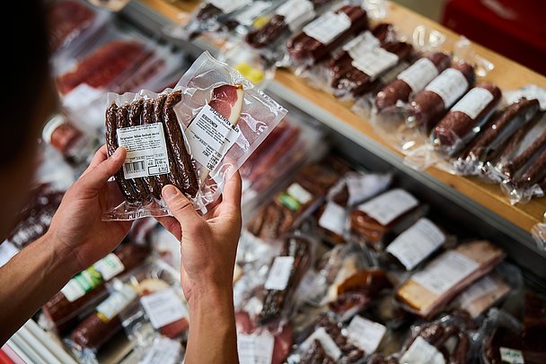 Auslage mit verschiedenen Wurstsorten Auslage mit verschiedenen Wurstsorten