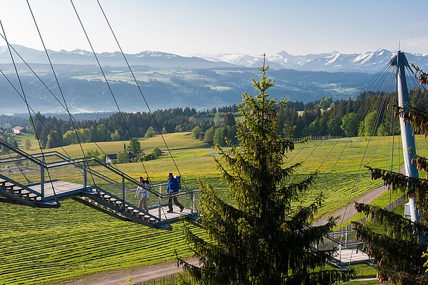 Treppe hinauf zum Skywalk mit Blick auf die Berge