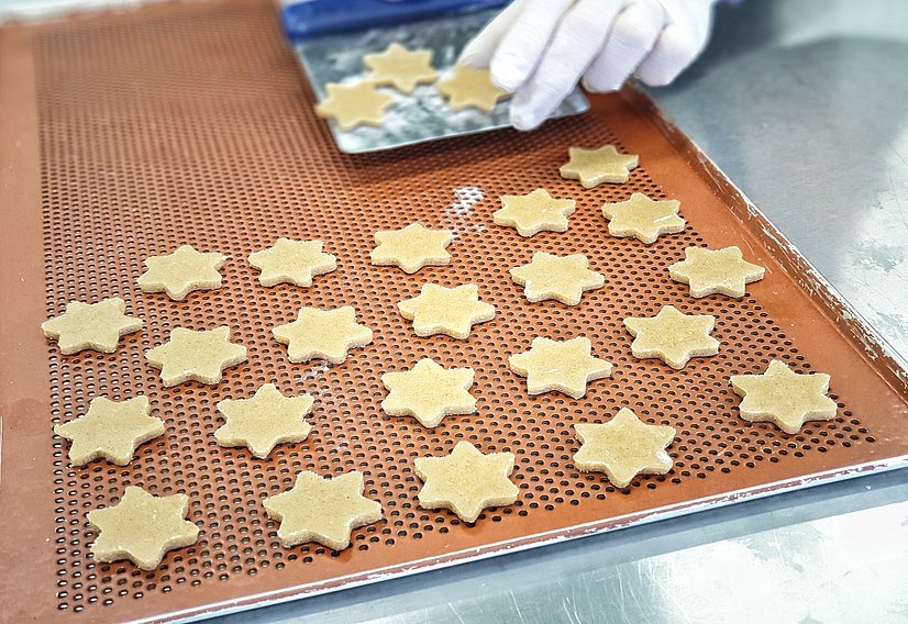 perfekte Allgäuer Bio Spekulatius Sterne auf einem Backblech