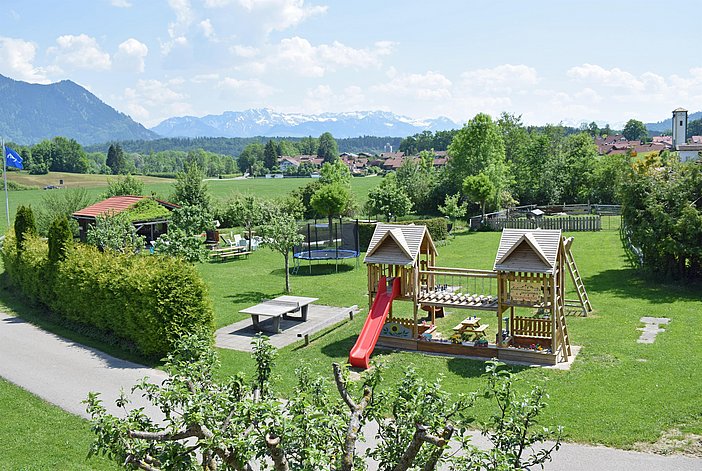 Hausansicht mit Garten