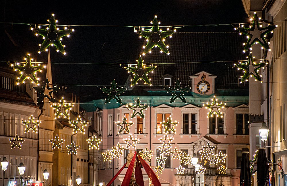 Weihnachtlich beleuchtete Altstadt mit Sterndekoration in Kaufbeuren