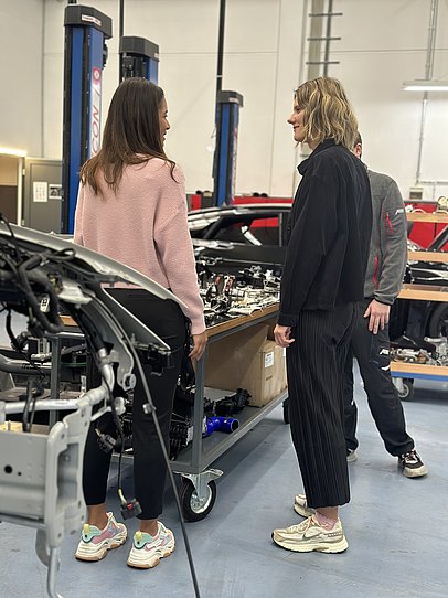 JobQuesterin Pia mit Darleen in der Werkstatt von ABT