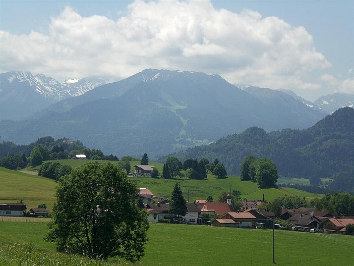 Schöne Aussicht zum Bergdorf Hinang