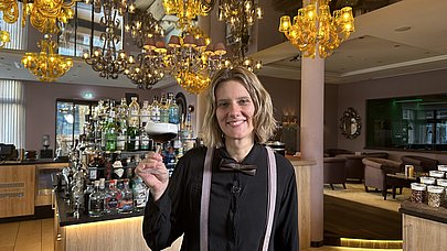 Pia als Barkeeperin im Hotel König Ludwig
