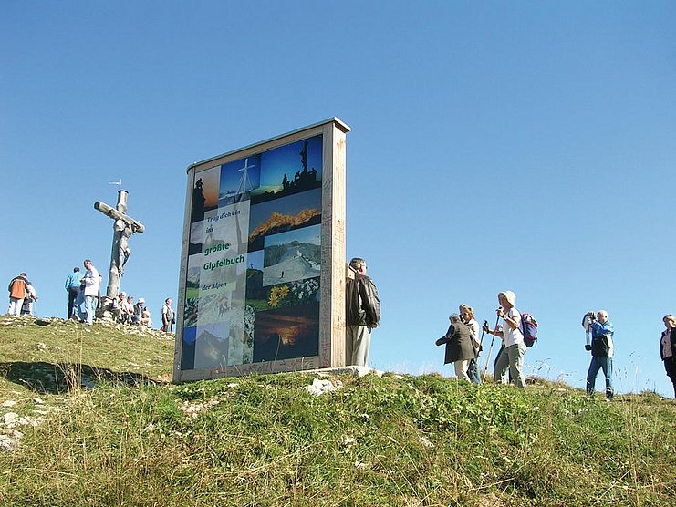 Gipfelbuch mit Gipfelkreuz am Neunerköpfle