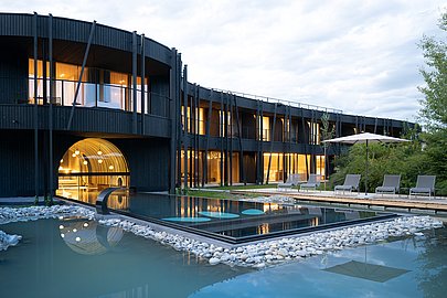 Hotel Fanny in Maierhöfen mit Außenpool und beleuchteten Fenstern