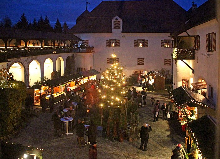 Jährlich veranstalten wir einen romantischen Weihnachtsmarkt