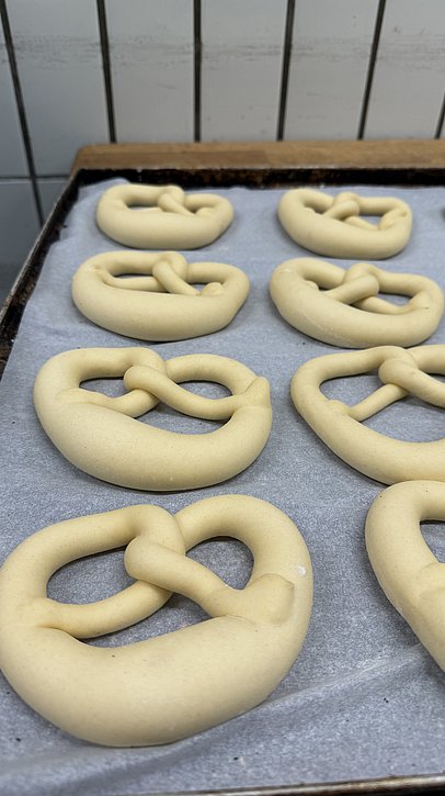 Rohe Palmbrezen auf einem Blech