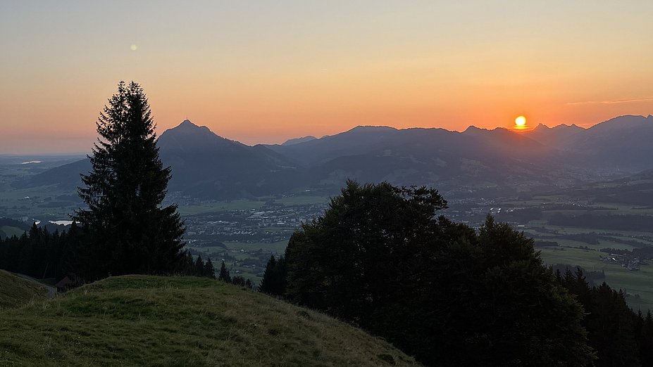 Die Sonne geht hinter den Bergen auf