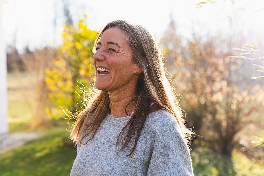 Nina Wolz lachend im Garten
