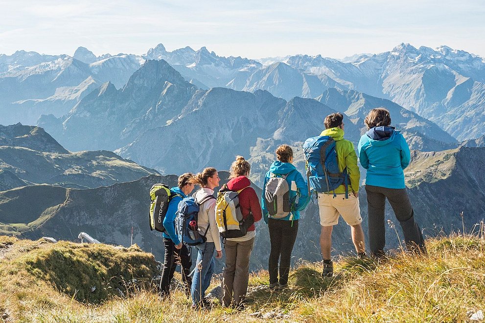 Wandergruppe hoch in den Bergen blickt in die Allgäuer Alpen