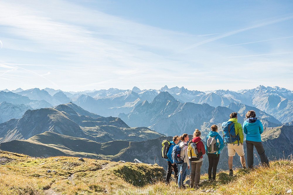 Wandergruppe hoch in den Bergen blickt in die Allgäuer Alpen