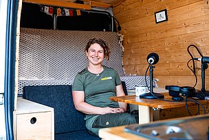 Porträt von Naturpark-Rangerin Denise Lang im Podcast-Bus