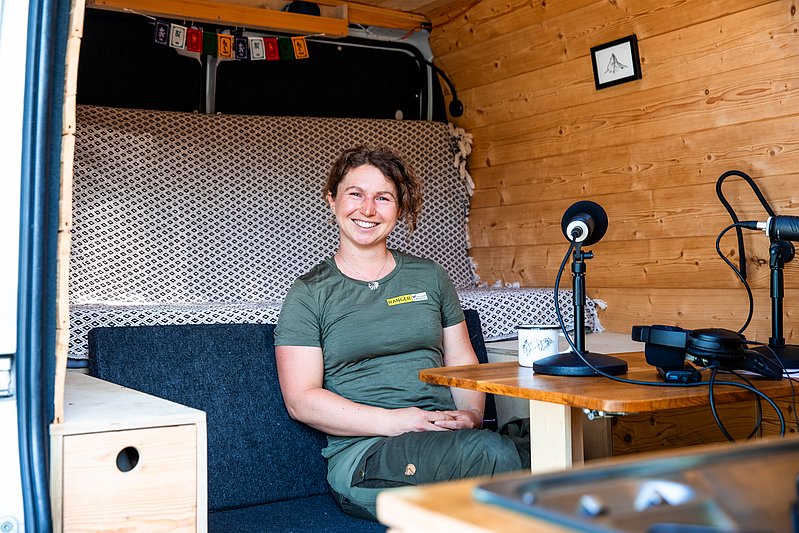 Porträt von Naturpark-Rangerin Denise Lang im Podcast-Bus