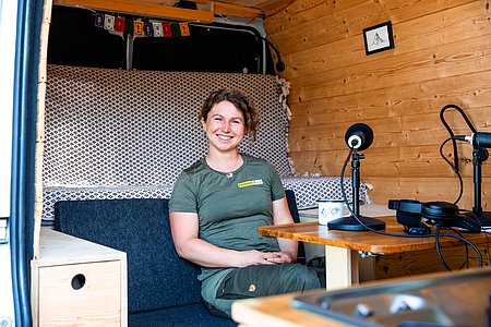 Porträt von Naturpark-Rangerin Denise Lang im Podcast-Bus