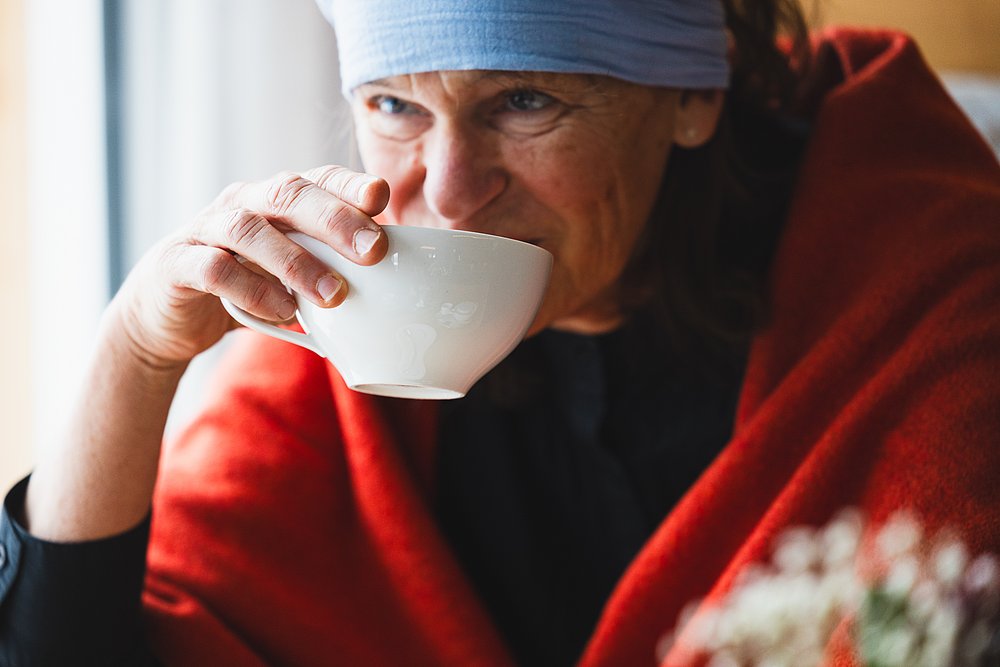 Silvia Fink-Eisinger trinkt aus einer Tasse