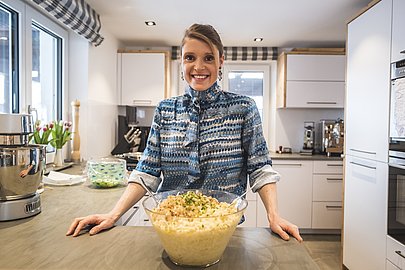 Evi Sachenbacher-Stehle mit fertigen Allgäuer Kässpatzen