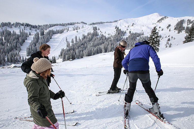 Vom Vorteil kurzer Ski: Sobald die sortiert sind, geht es die blaue Piste runter