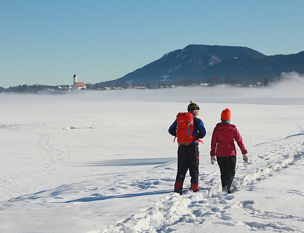 Zwei Wanderer auf frischem Schnee